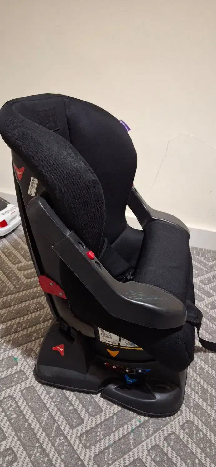 صندلی ماشین دلیجان سالم و کم کارکرد|تخت و صندلی بچه|تهران, شهرک شهید باقری|دیوار