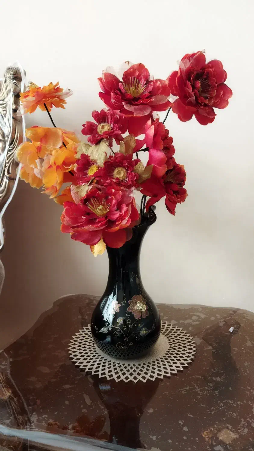 تعدادی گل و گلدان|گل مصنوعی|ایلام, |دیوار