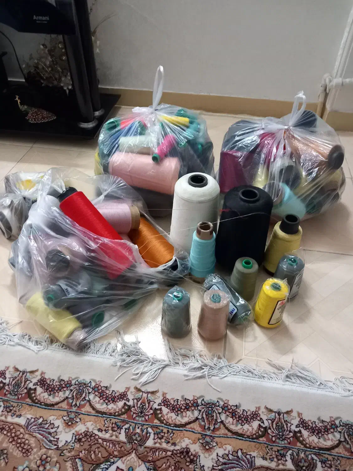 چرخ خیاطی تعداد400عدد نخ ترویلا و دوک کوچیک فروشی|لوازم خیاطی و بافتنی|تهران, یاخجی آباد|دیوار