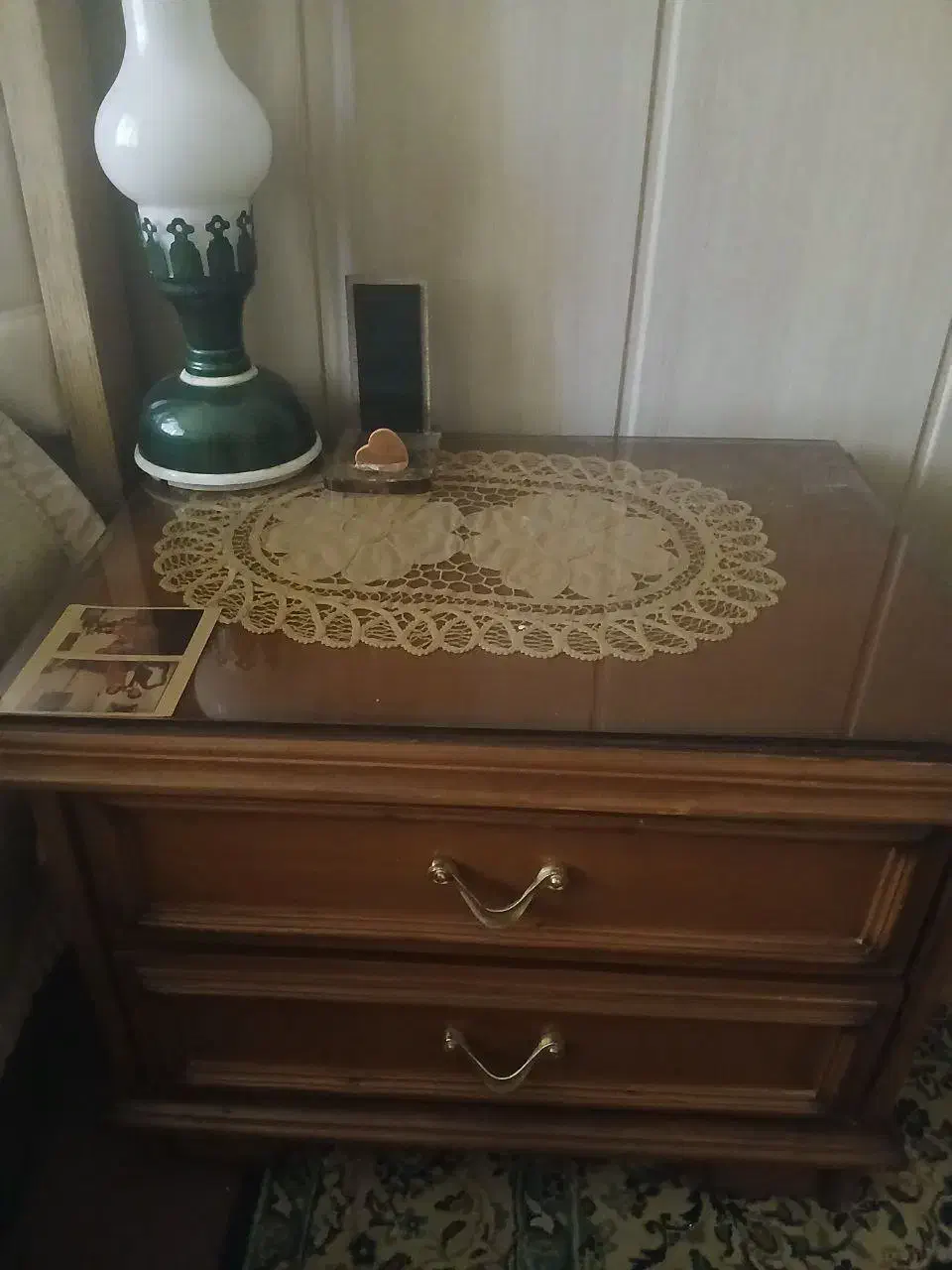 تخت خواب دو نفره همراه با میز توالت و دو پاتختی|تخت و سرویس خواب|شیراز, قالیشویی|دیوار