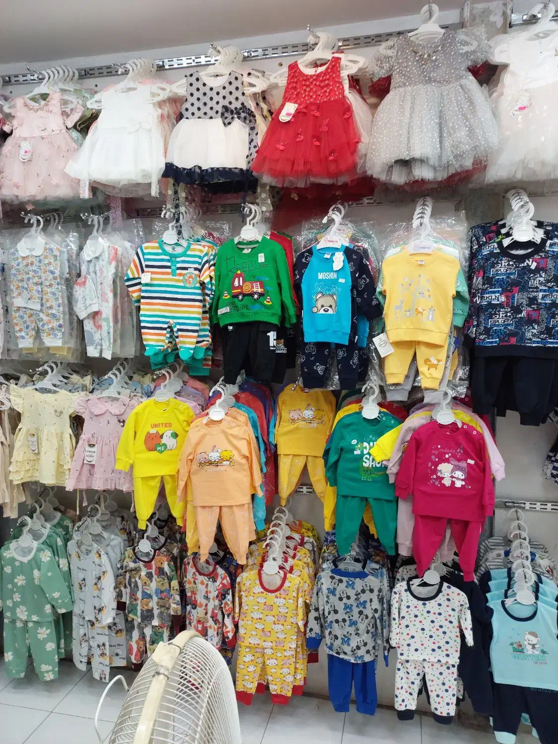 سیسمونی نوزاد ولباس کودک ونوجوان.برازجان.لباس بچه|کفش و لباس بچه|برازجان, |دیوار