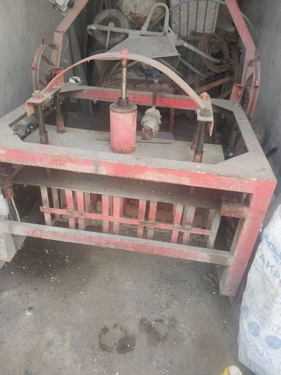 دستگاه ۳خانه ته پر و قالب پایه بتنی|ماشین‌آلات صنعتی|فومن, |دیوار