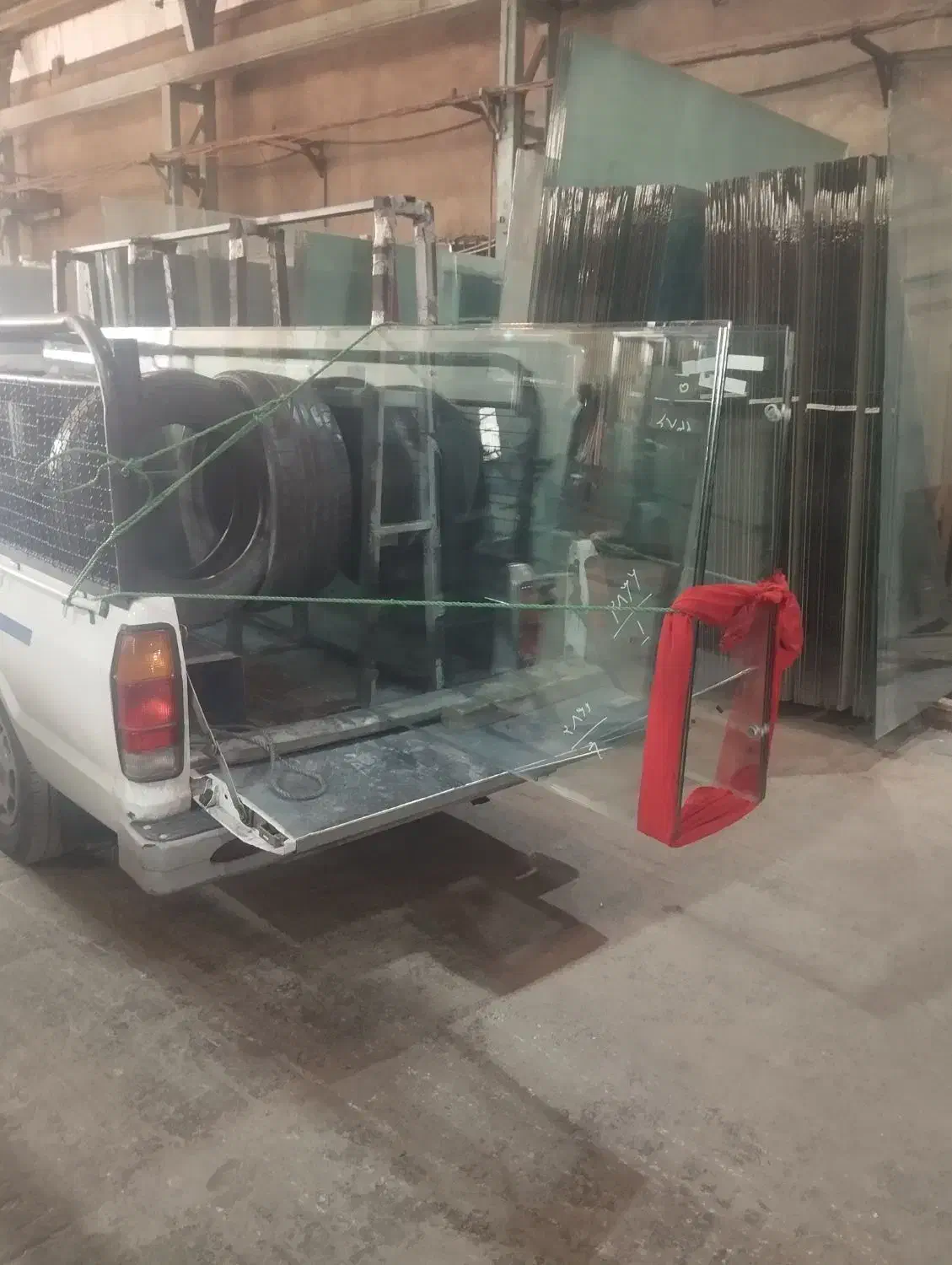 وانت مزدا خرک دار|خدمات حمل و نقل|ری, بازار آهن|دیوار