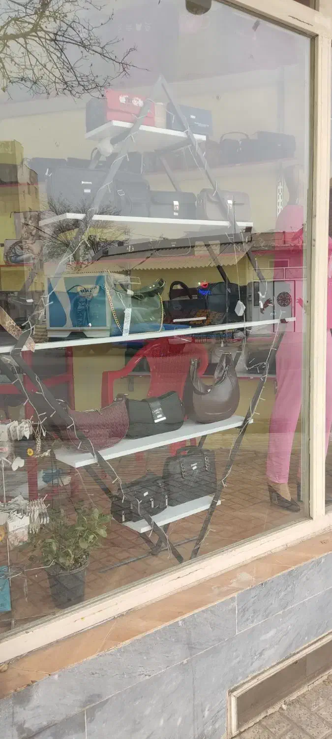تعدادی مانکن ،،رگال لباس ،،ویترین کیف و ویترین شال|فروشگاه و مغازه|میانه, |دیوار