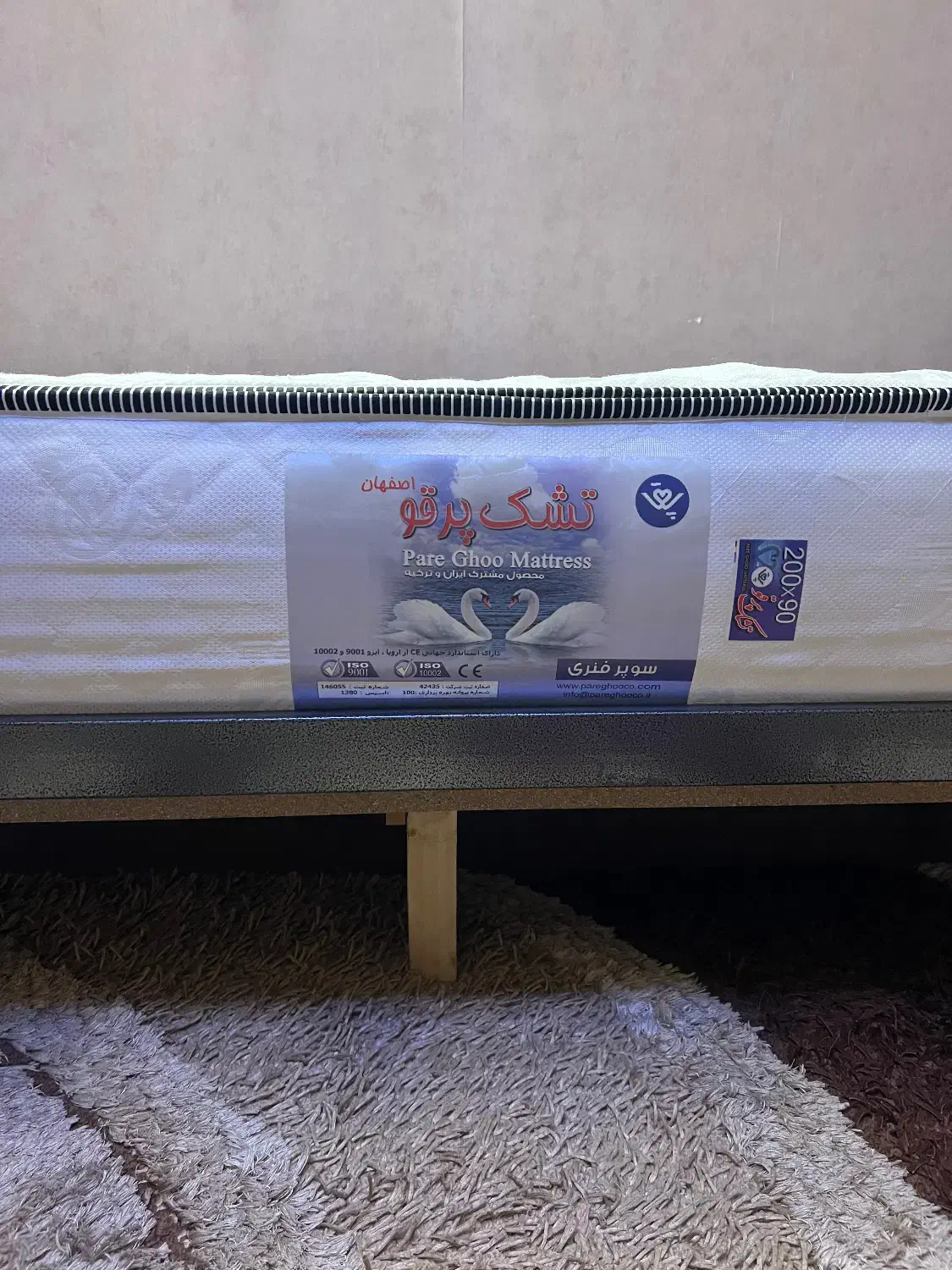 تخت و تشک تک نفره|تخت و سرویس خواب|اصفهان, باغ دریاچه|دیوار