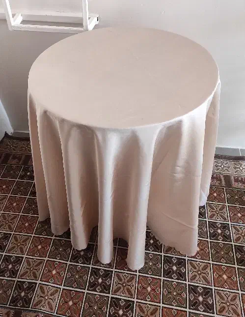 میز گرد چوبی نو|مبلمان خانگی و میز عسلی|صحنه, |دیوار