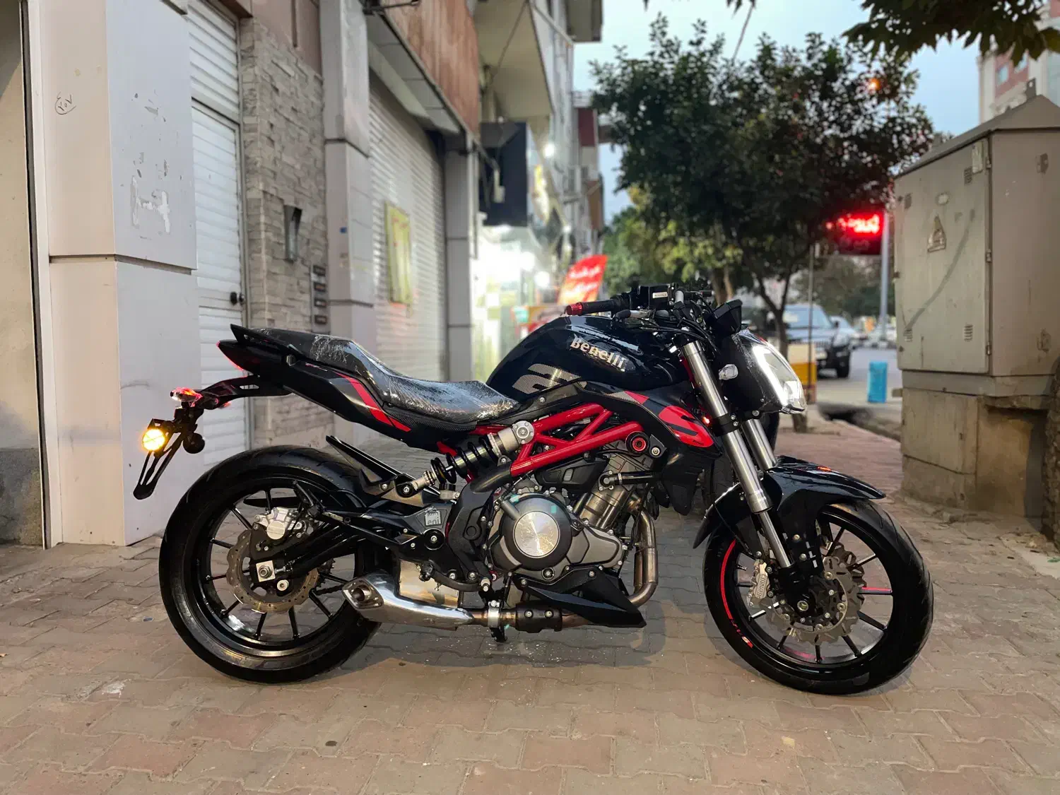 بنلی۱۴۰۱ در حد خشک|موتورسیکلت|گرگان, |دیوار