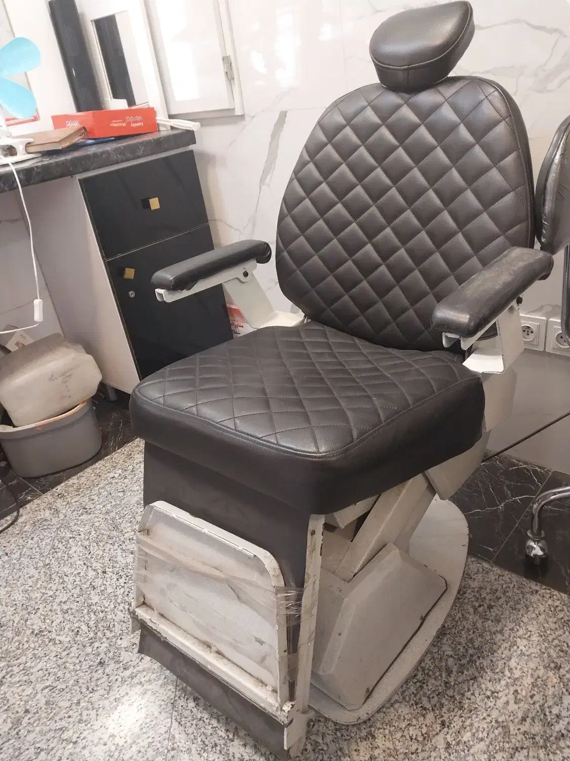 صندلی آرایشگاهی برقی، تمیز و کمکارکرد|آرایشگاه و سالنهای زیبایی|تهران, هلال احمر|دیوار