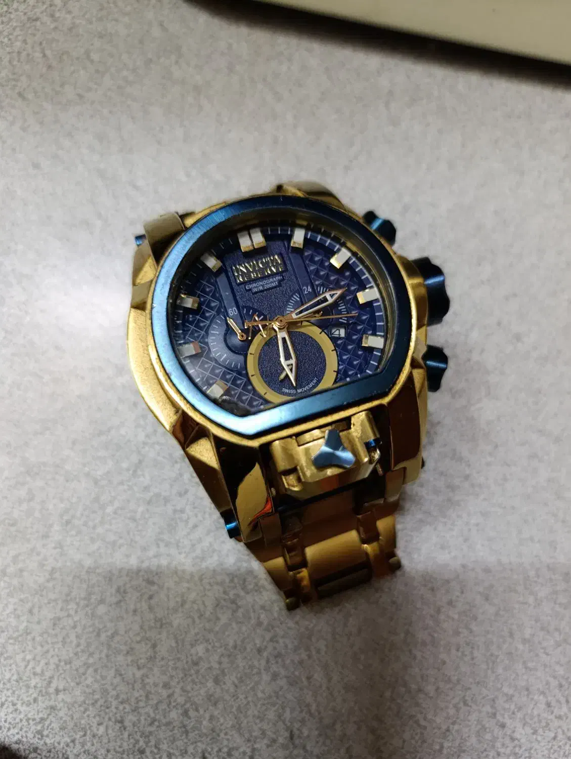 ساعت سوئیسی|ساعت|ری, شهادت|دیوار