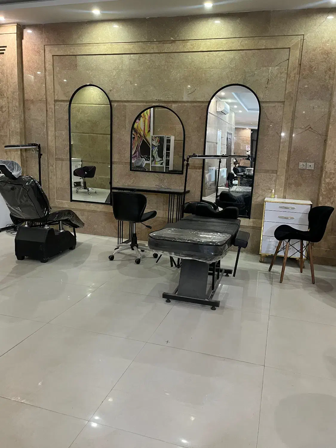 اجاره لاین میکاپ ، شنیون ، رنگ ، کراتین، فشیال|اجارهٔ دفتر کار، اتاق اداری، مطب|مشهد, آزادشهر|دیوار