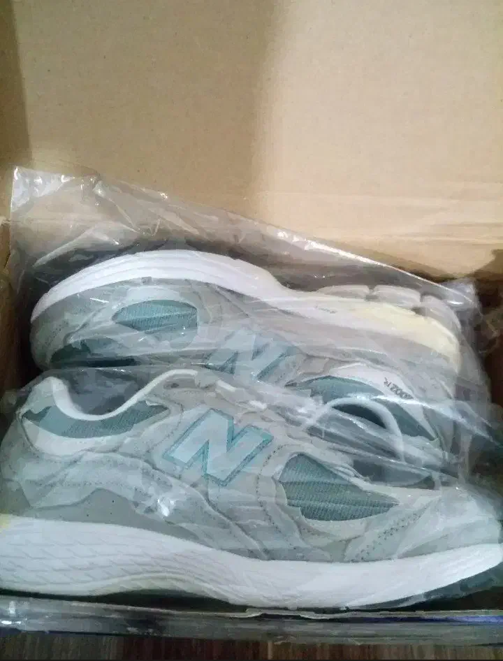 2 عدد کتونی نیوبالانس 2002 و فیول سل|کیف، کفش، کمربند|مهاجران, |دیوار