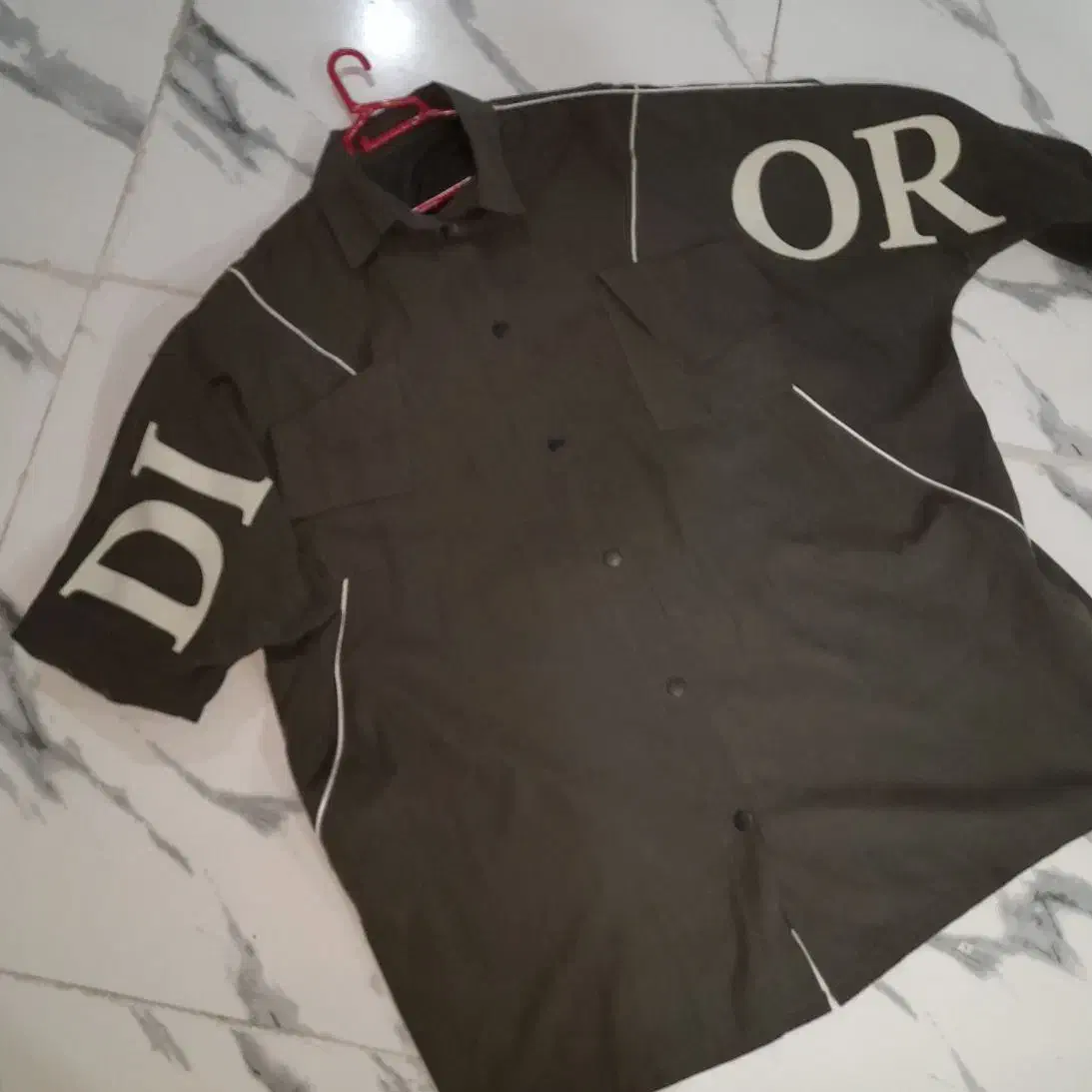 بارونی|لباس|خرم‌آباد, |دیوار