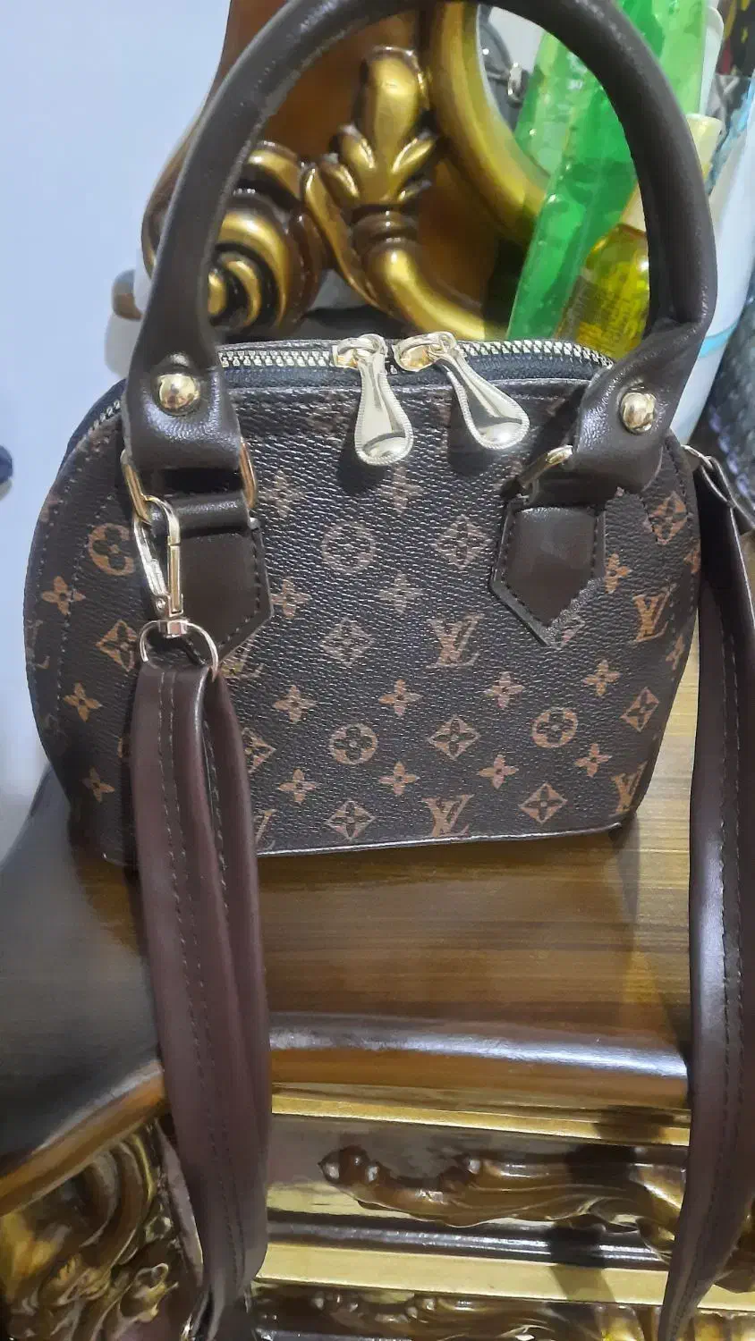 کیف|کیف، کفش، کمربند|بم, |دیوار