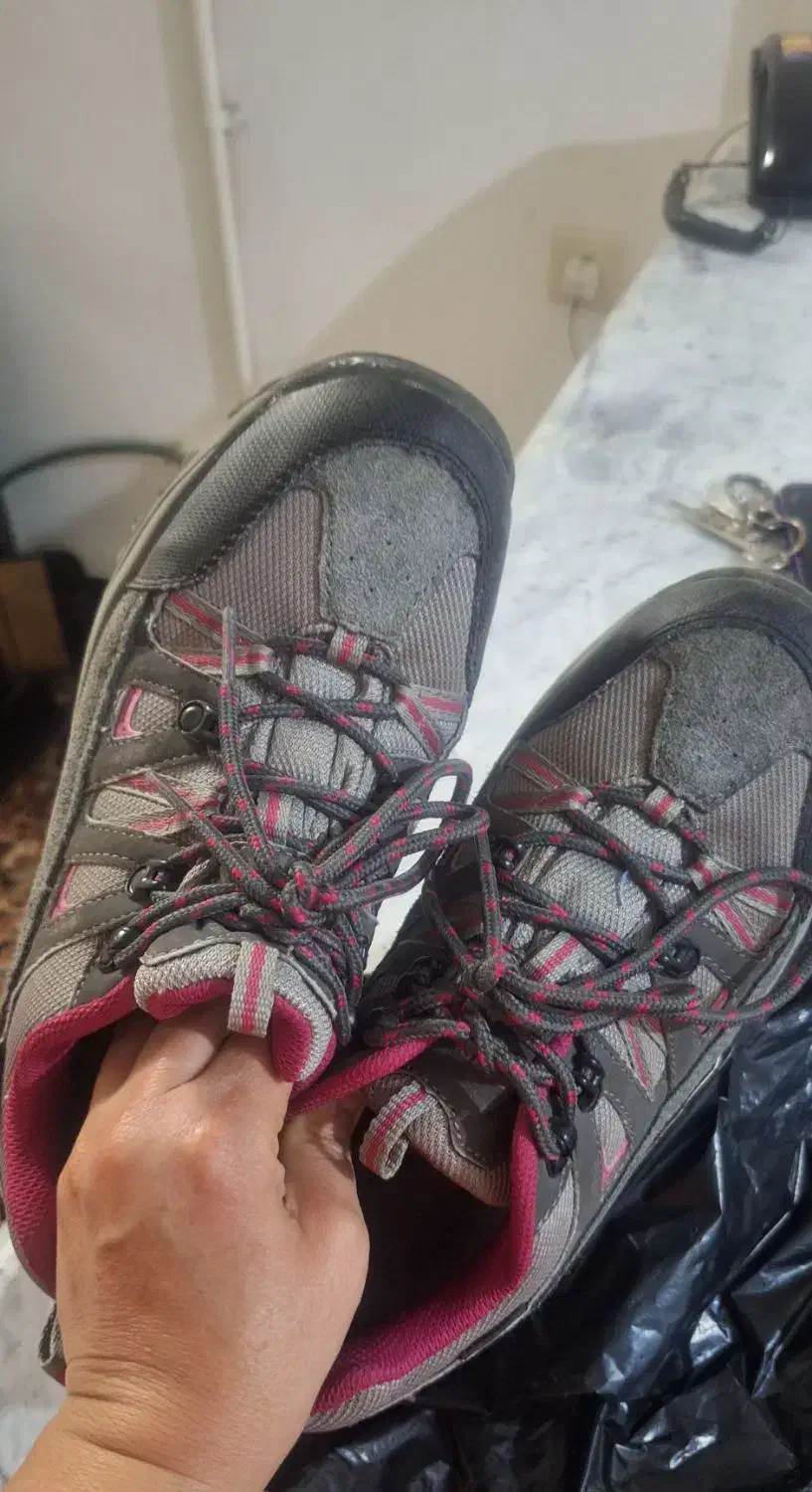 کفش کوهنوردی وپیاده روی|کیف، کفش، کمربند|نیشابور, خط کاشمر|دیوار