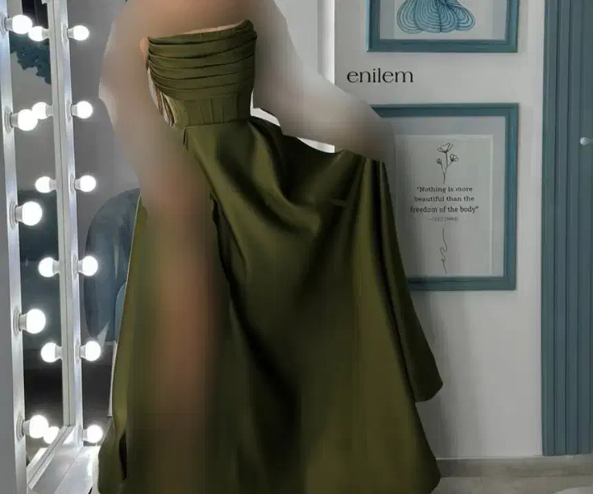 لباس مجلسی|لباس|مشهد, کارمندان دوم|دیوار