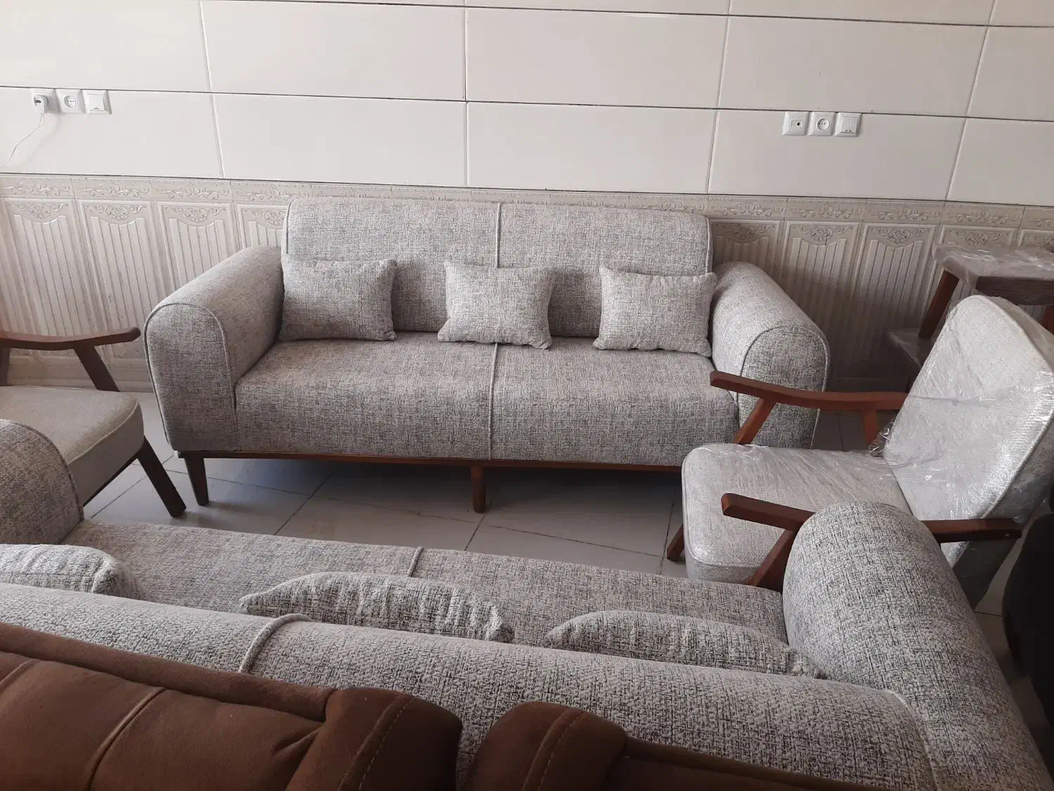 مبل راحتی و جلو مبلی|مبلمان خانگی و میز عسلی|یامچی, |دیوار