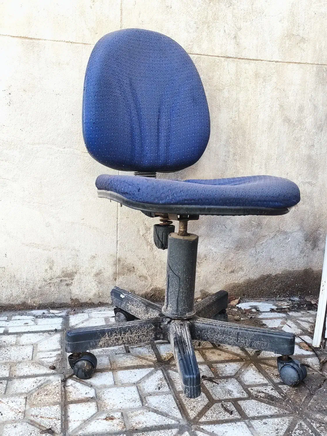 صندلی|صندلی و نیمکت|تربتحیدریه, طالقانی|دیوار