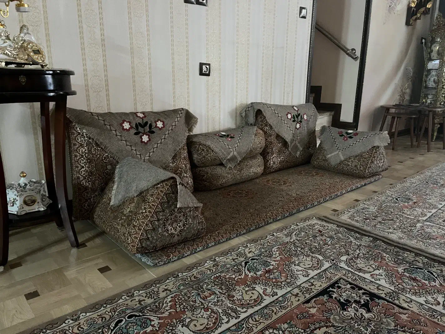 شاه نشین|مبلمان خانگی و میز عسلی|یزد, |دیوار
