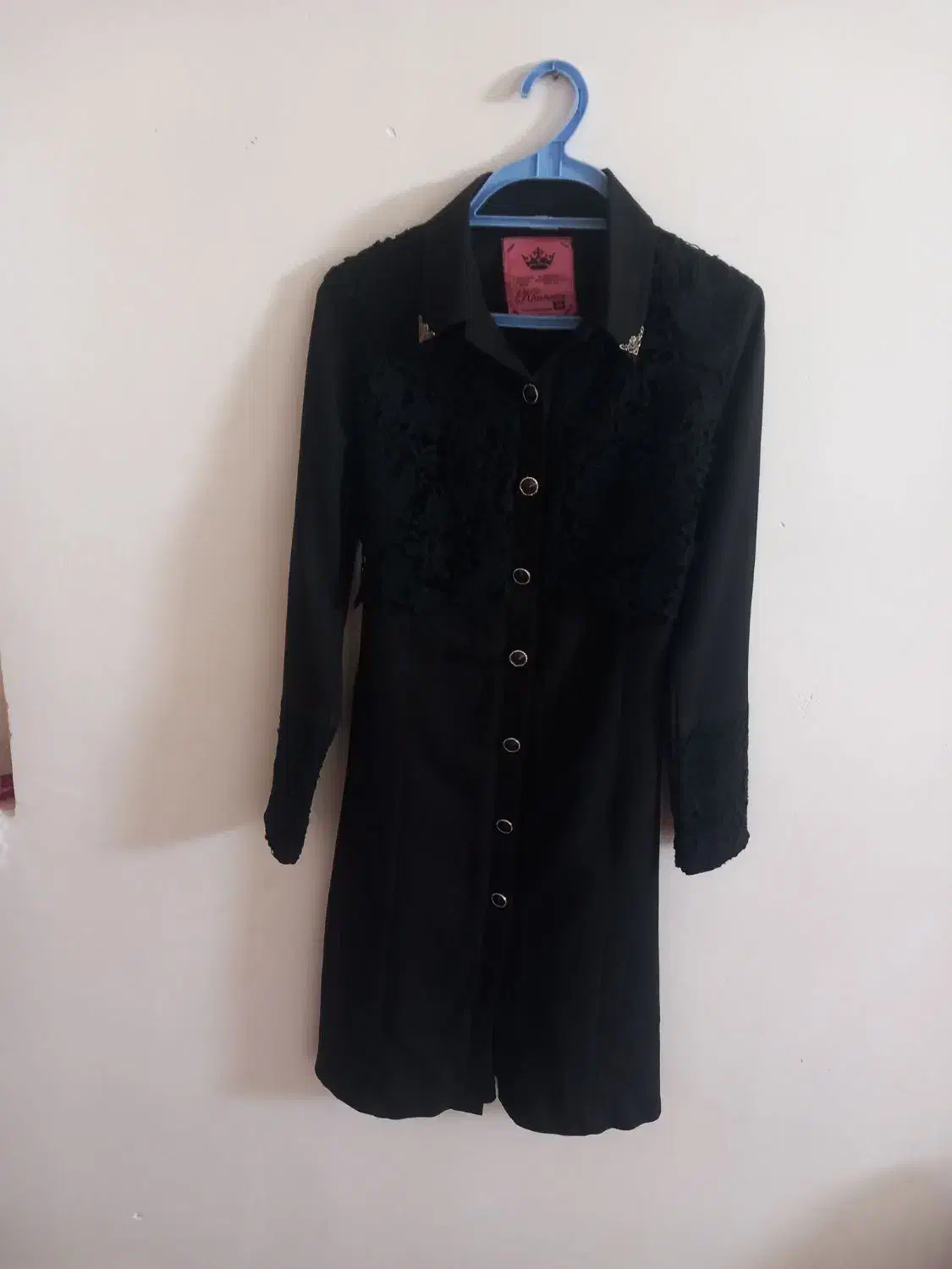 چهار عدد لباس|لباس|کبودرآهنگ, |دیوار