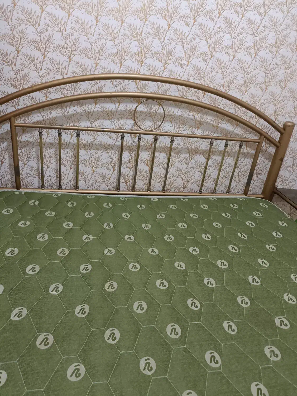 تخت خواب همراه با توشک میز عسلی|تخت و سرویس خواب|اهواز, کارون|دیوار