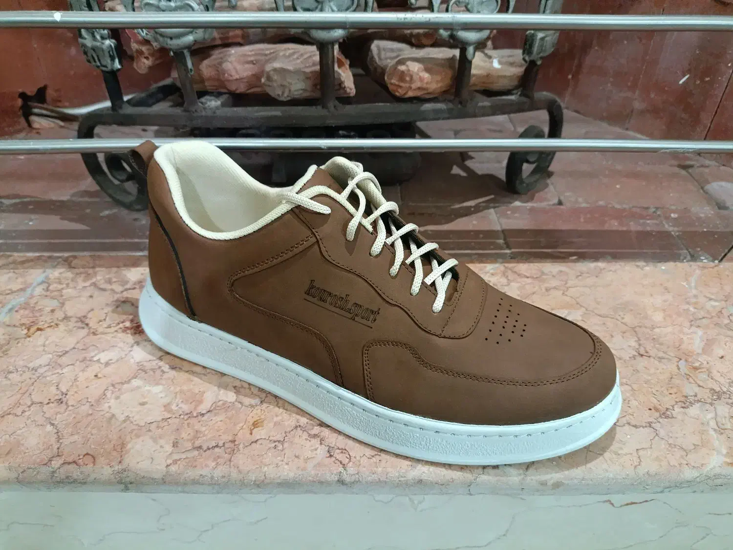 کفش کتونی مشکی و قهوه‌ای|کیف، کفش، کمربند|لنگرود, |دیوار