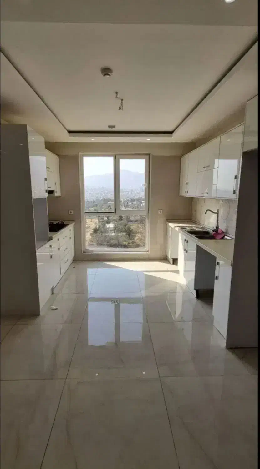 ویـو باز و بدون مشرف در         برج باغ رونیکـا