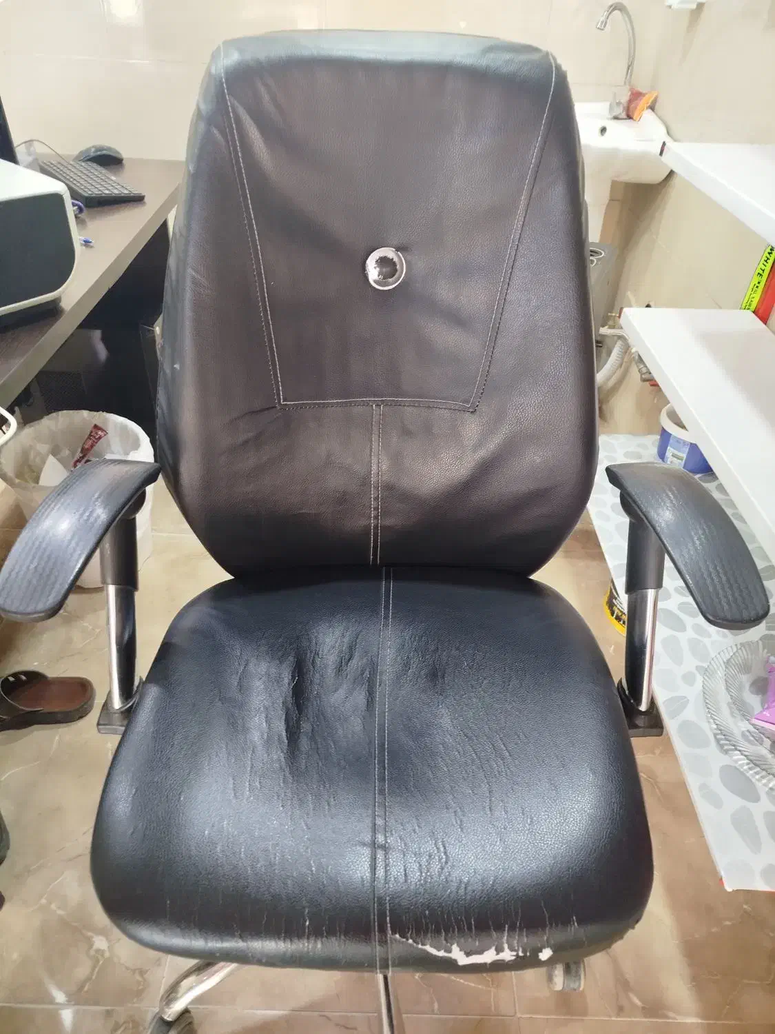 صندلی اداری همراه با میزش ۲ تومان|دفتر کار|هشتگرد, شهرک راه آهن|دیوار