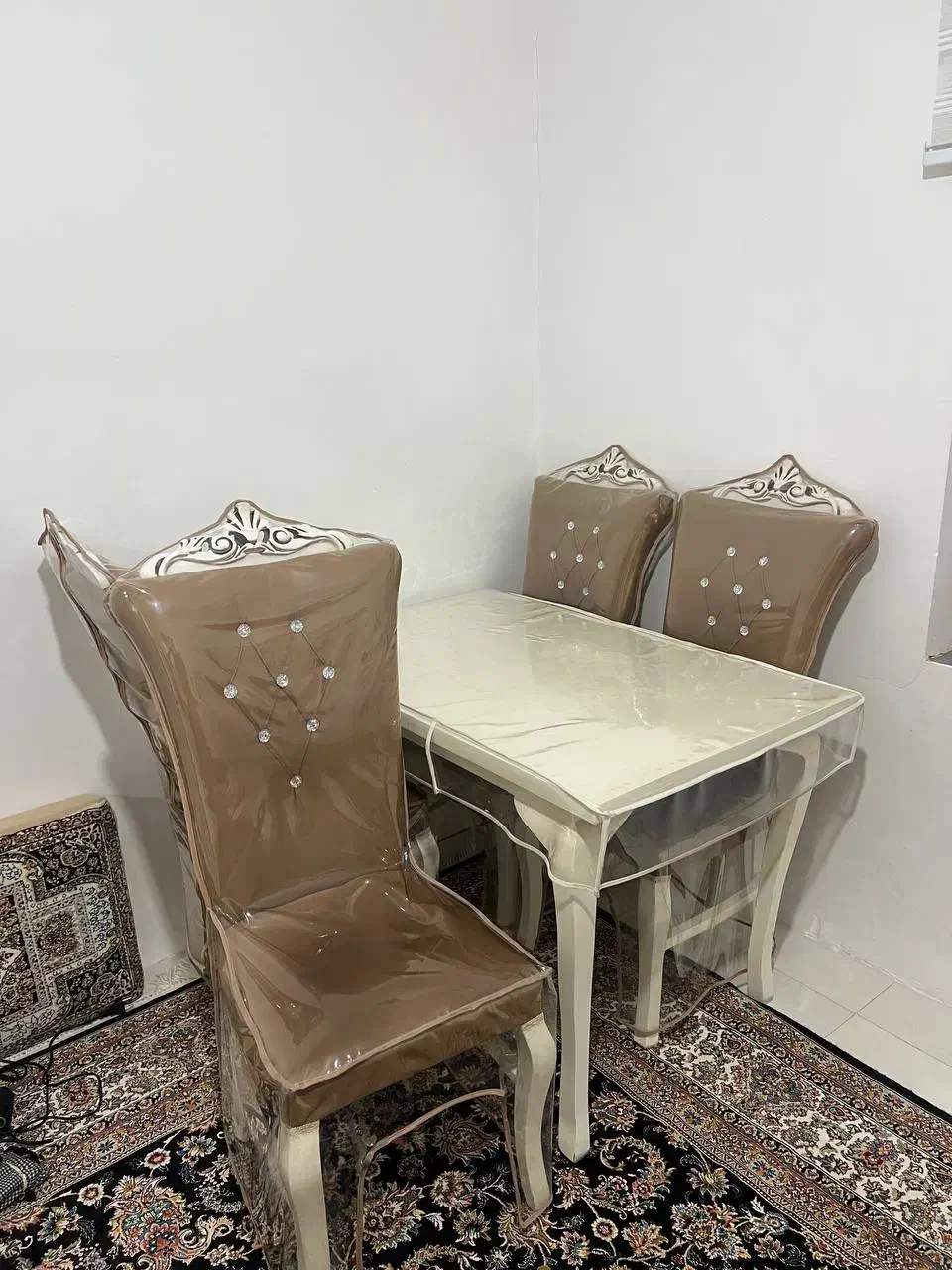 سرویس نهار خوری 4 نفره|میز و صندلی غذاخوری|گوآور, |دیوار