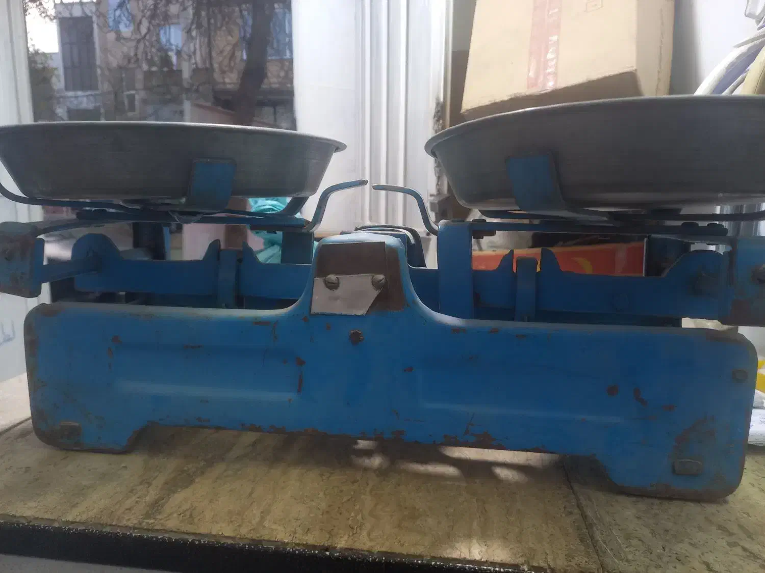 ترازوی قدیمی با چند عدد وزنه|کلکسیون و سرگرمی|کرمانشاه, |دیوار