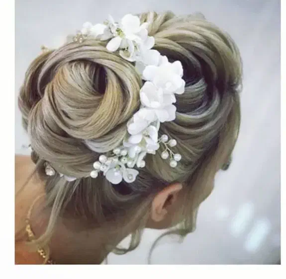 شنیون میکاپ هدیه ما یکی از گزینه ها|خدمات آرایشگری و زیبایی|زنجان, |دیوار