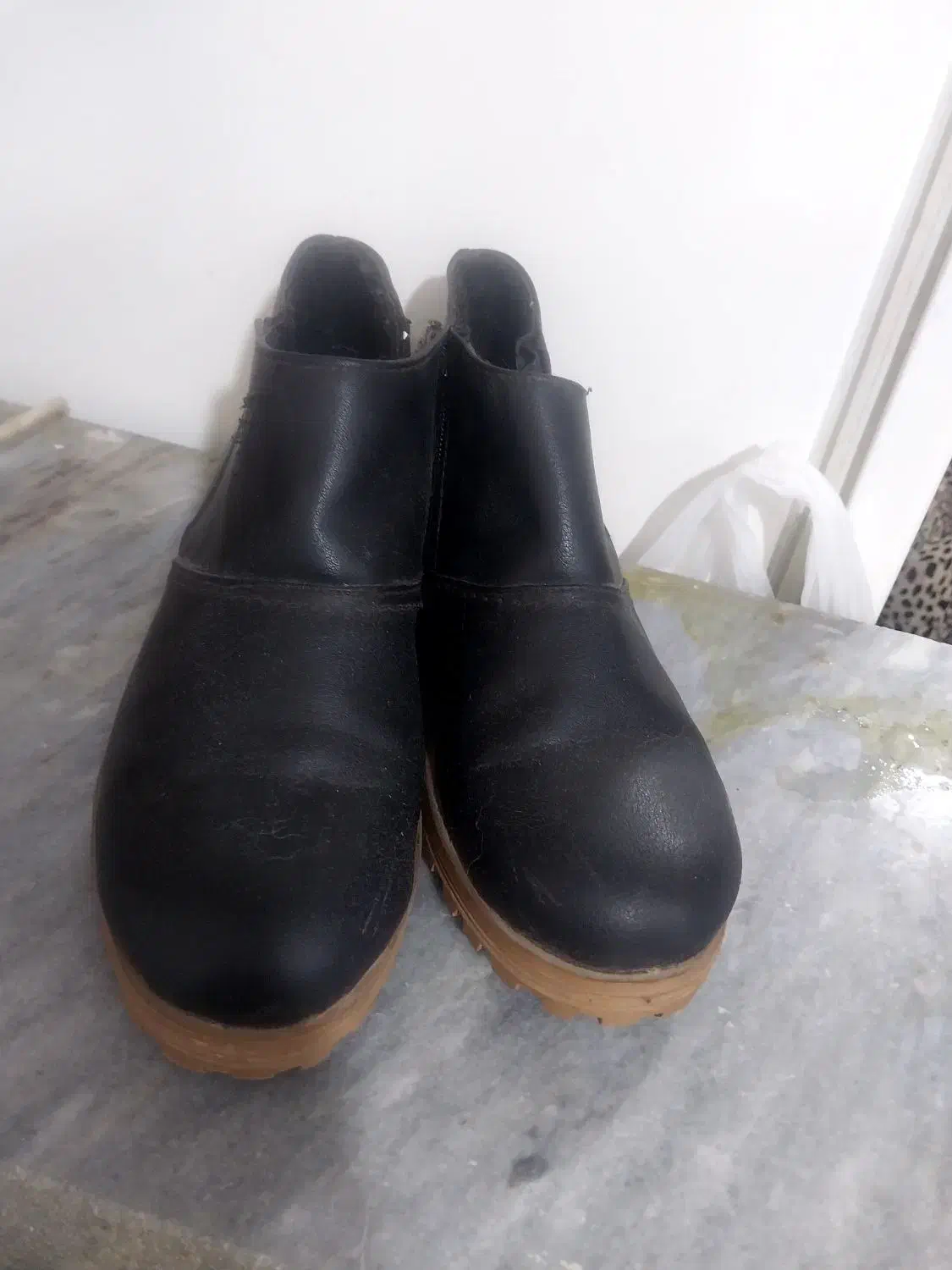 بوت|کیف، کفش، کمربند|مسجد سلیمان, |دیوار