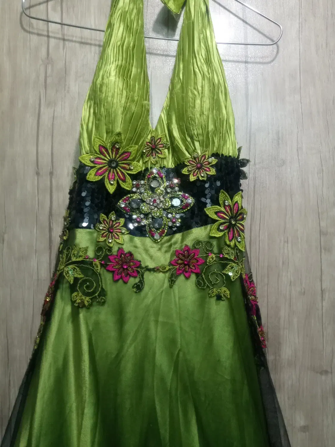 پیراهن مجلسی|لباس|قرچک, زیبا شهر|دیوار