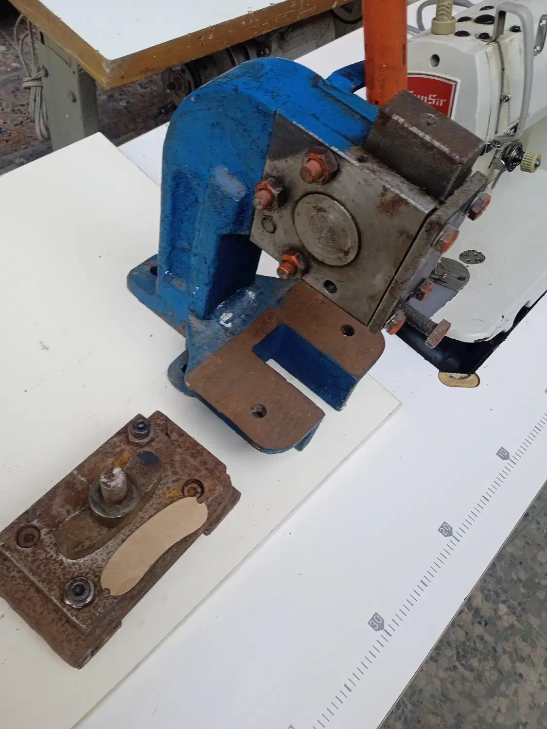 چرخ راسته قیچی عمود|لوازم خیاطی و بافتنی|رشت, استادسرا|دیوار