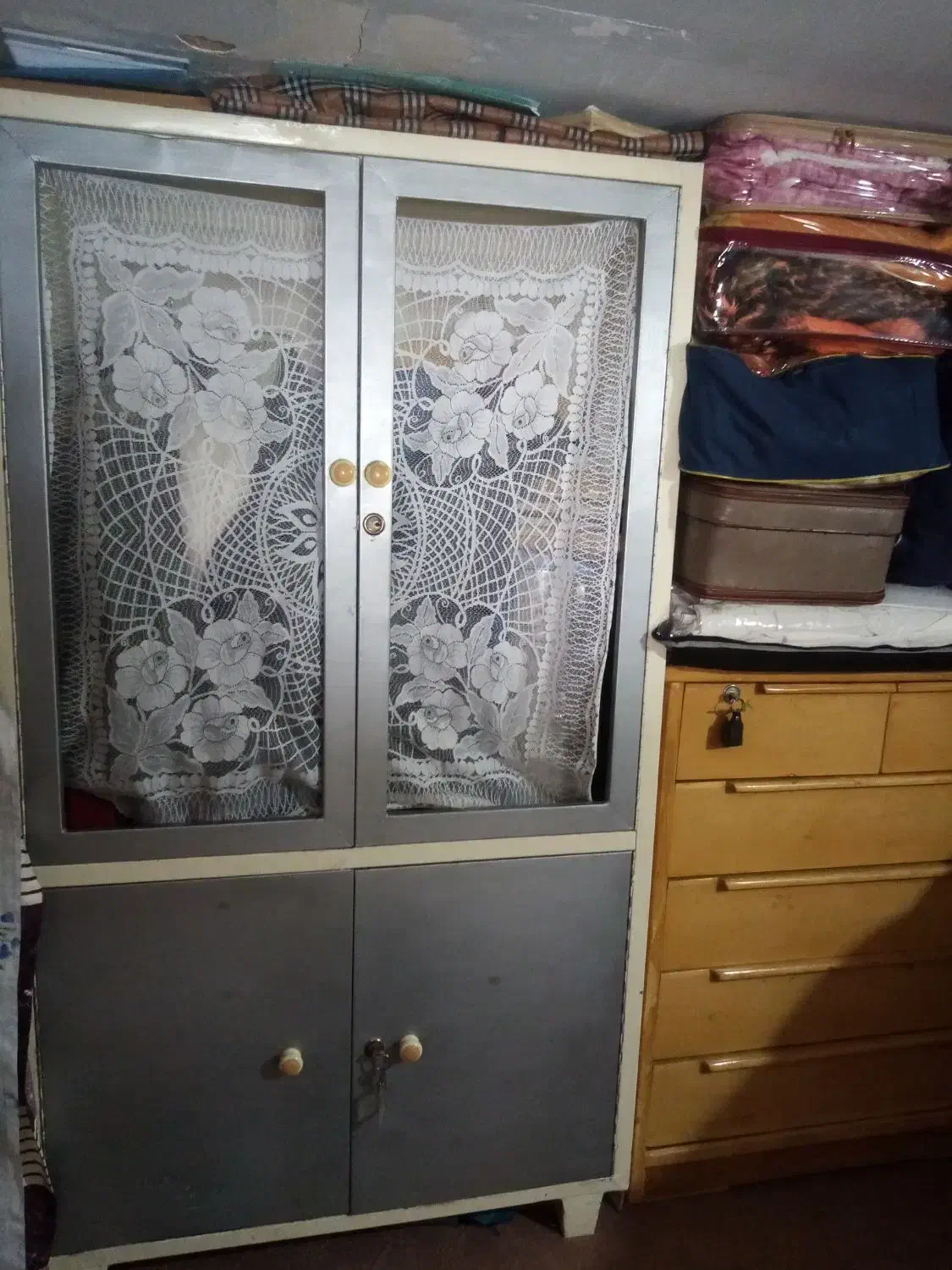 مقداری کمد وبوفه قدیمی باقفل کتابخانه آهنی|حراج|محمدشهر, ولدآباد|دیوار