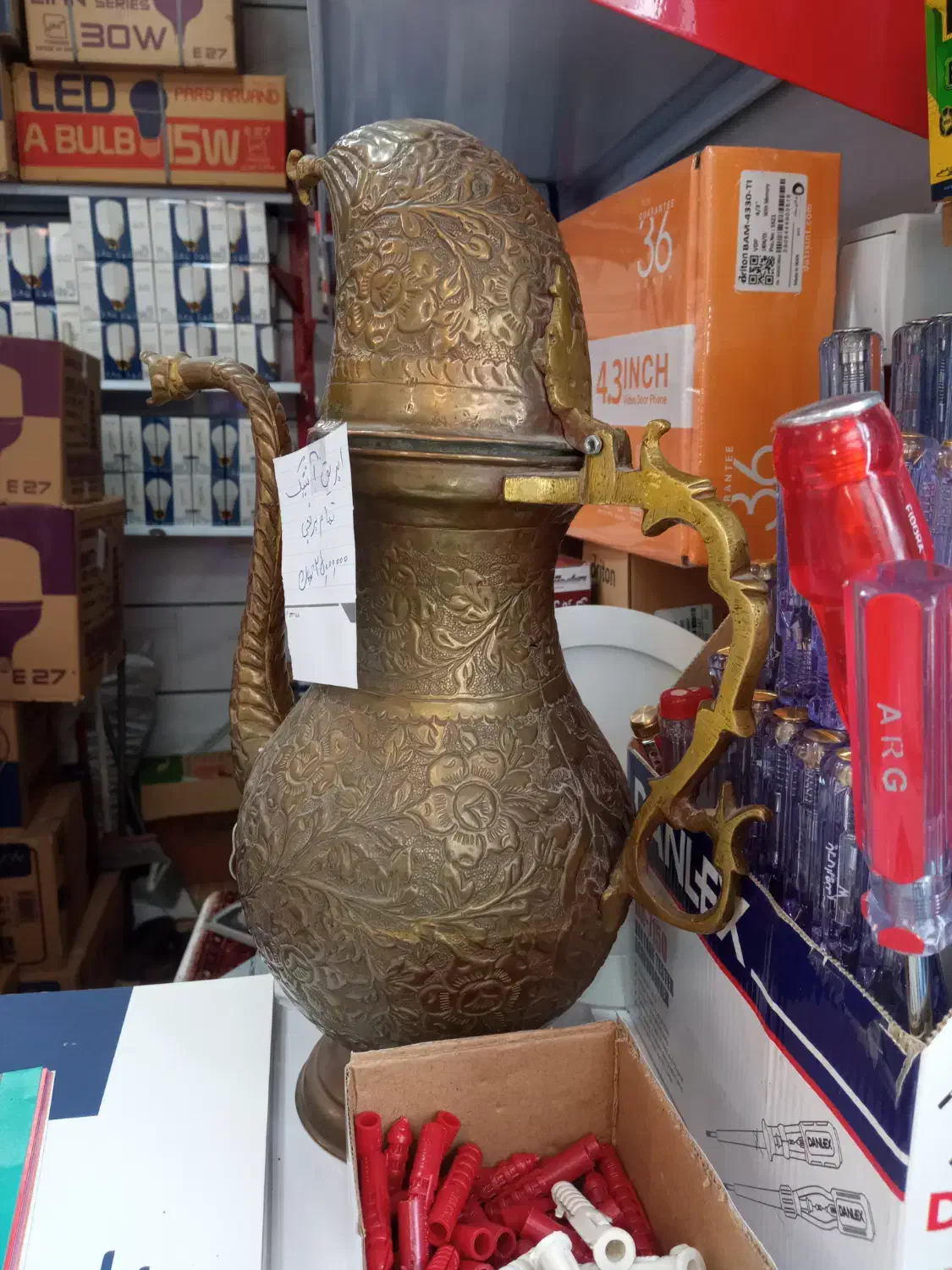 ابریق انتیک|کلکسیون اشیاء عتیقه|میانه, |دیوار