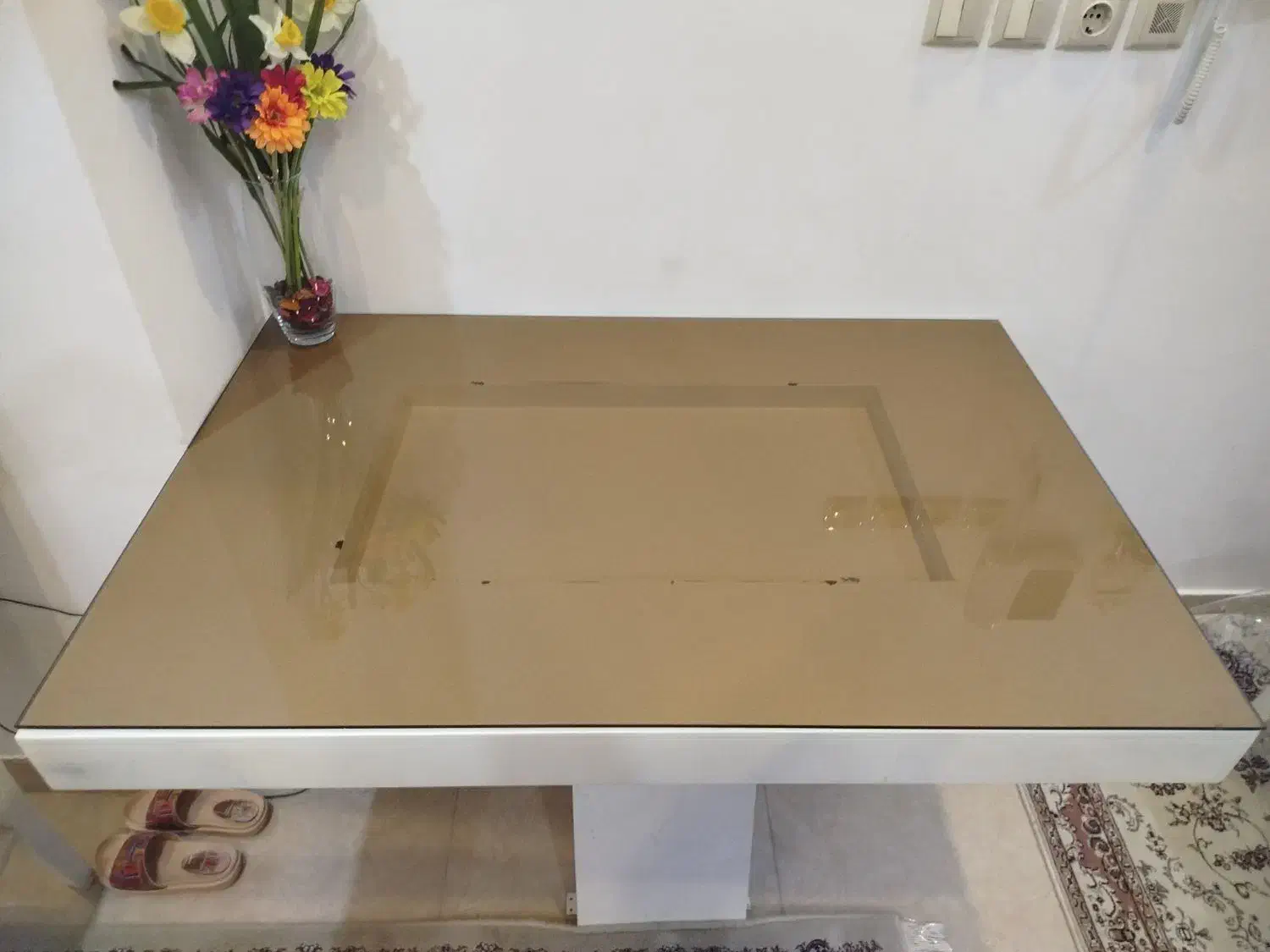 میز شیشه‌ای سفید تمیز|میز و صندلی غذاخوری|رشت, پیرسرا|دیوار