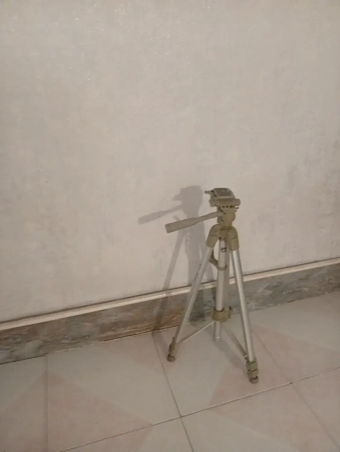 پای دوربین|دوربین عکاسی و فیلم‌برداری|قدس, شهر‌قدس|دیوار