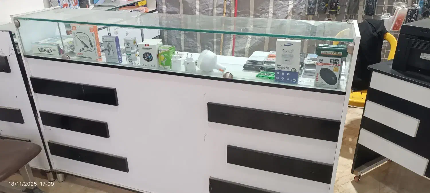 ویترین مغازه و میز کامپیوتر ام دی اف|فروشگاه و مغازه|شیراز, گچی|دیوار