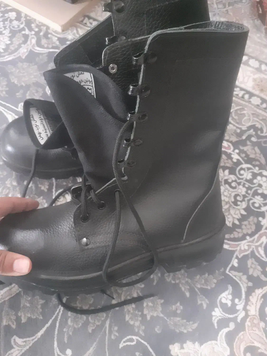 کفش|کیف، کفش، کمربند|ایوان, |دیوار