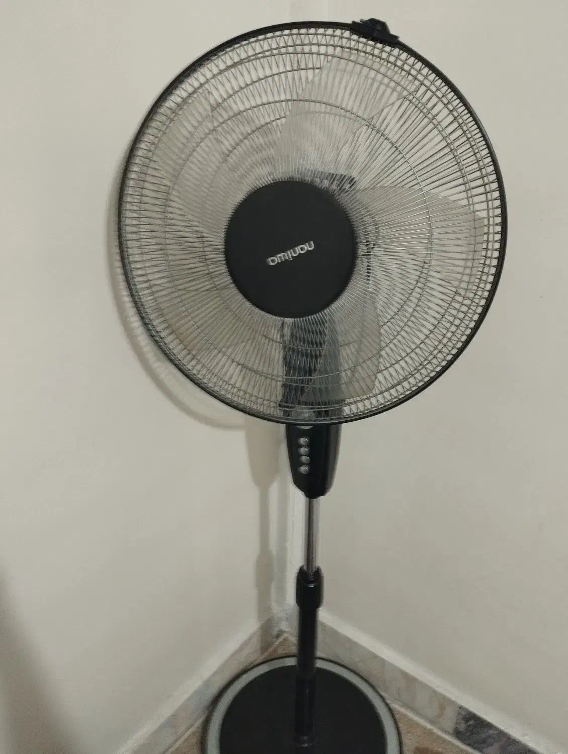 پنکه ایستاده|پنکه و تصفیه‌کنندهٔ هوا|اسلام‌شهر, شهرک قائمیه|دیوار