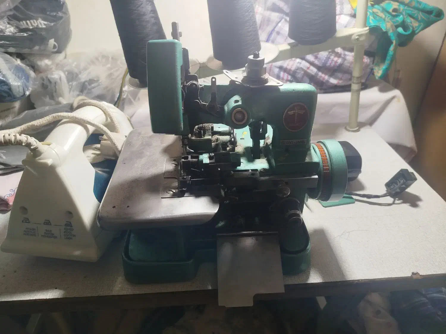 چرخ سردوز پروانه بهمراه میز|چرخ خیاطی و ریسندگی|بیرجند, |دیوار