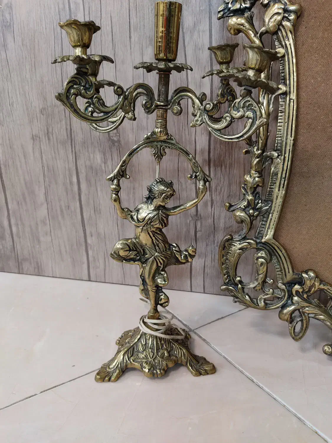 آینه و شمعدان|آینه|ری, دیلمان|دیوار