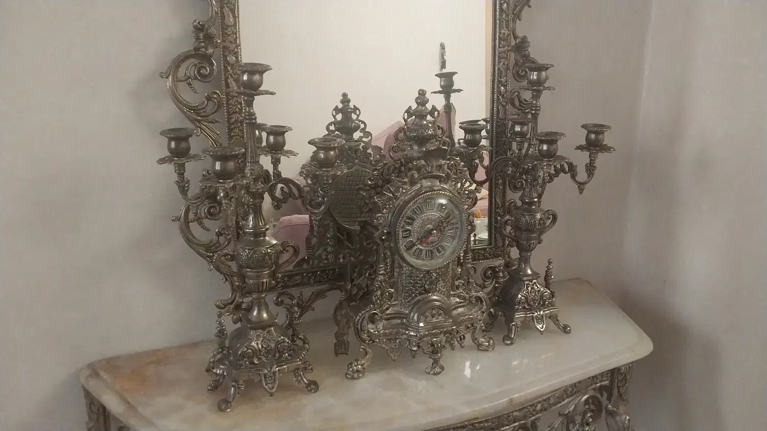 آینه و شمعدانی و میز برنجی وزن سنگین به همراه ساعت|بوفه، ویترین، کنسول|تهران, جوانمردان (اندیشه)|دیوار