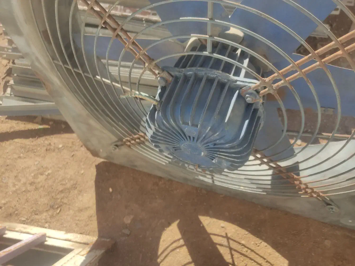 فن بزرگ|پنکه و تصفیه‌کنندهٔ هوا|کرمان, |دیوار