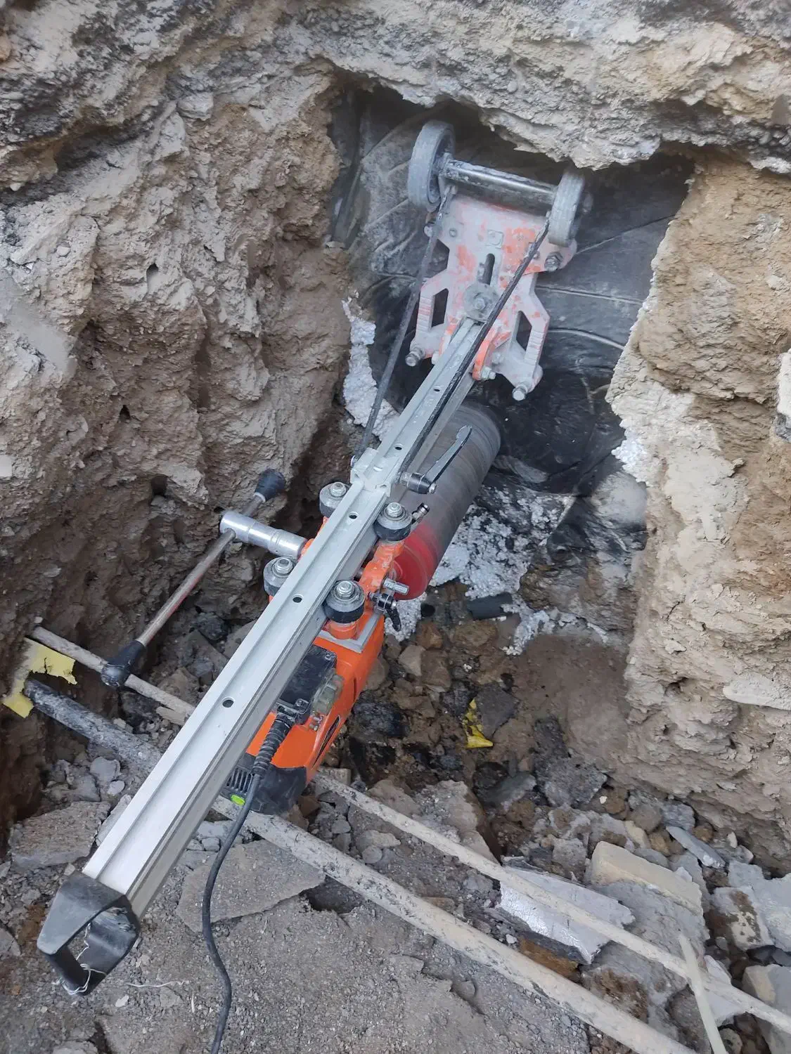 سوراخکاری دیوار با دستگاه گردبر (فراهانی)|خدمات پیشه و مهارت|اراک, |دیوار