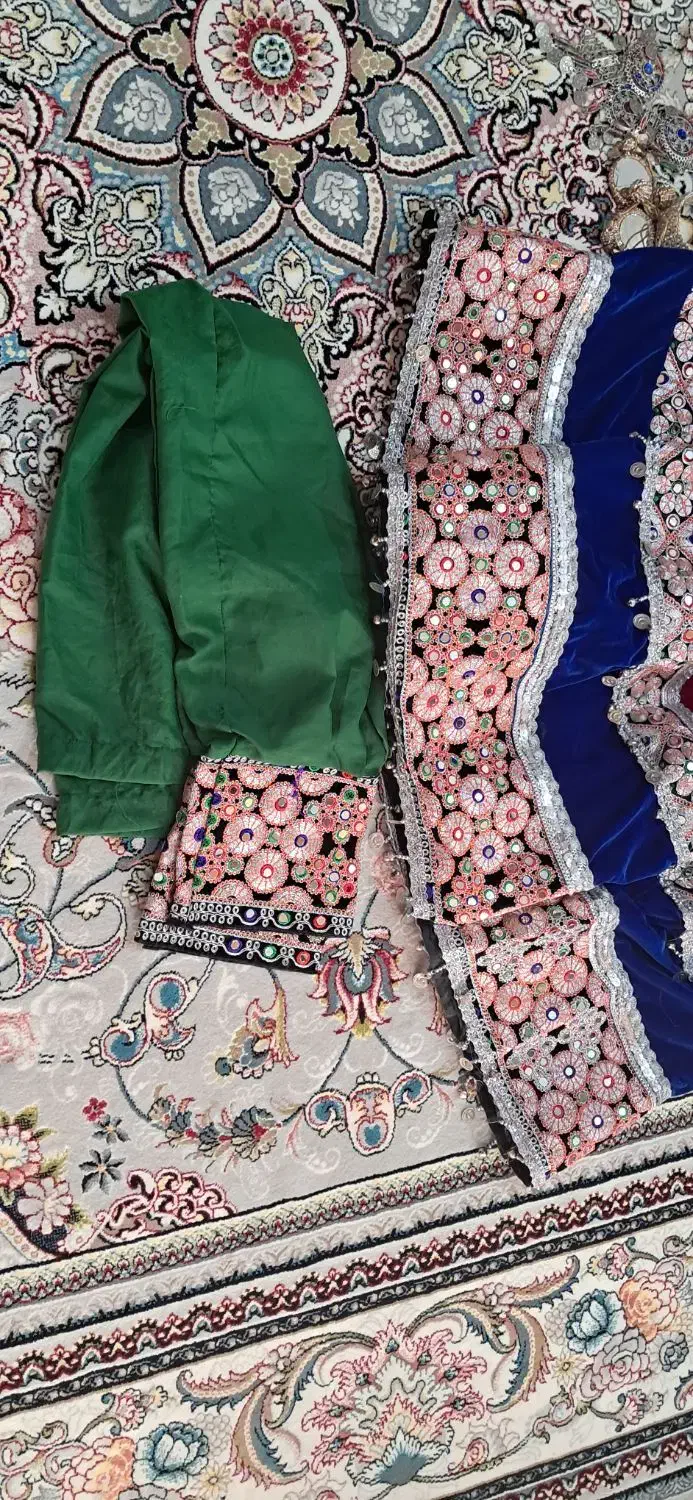 لباس.|لباس|کرج, کیانمهر|دیوار