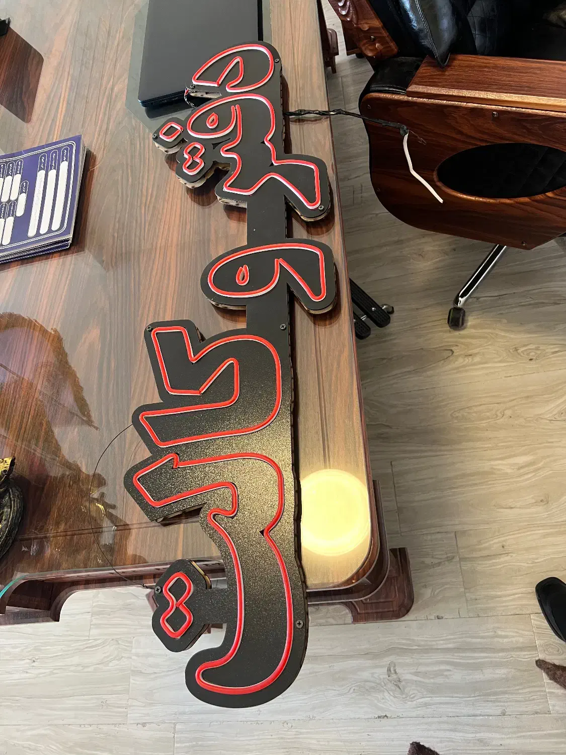 دفتر وکالت،نئون ،شیشه نویسی،تابلو|تابلو، نقاشی، عکس|بازرگان, |دیوار