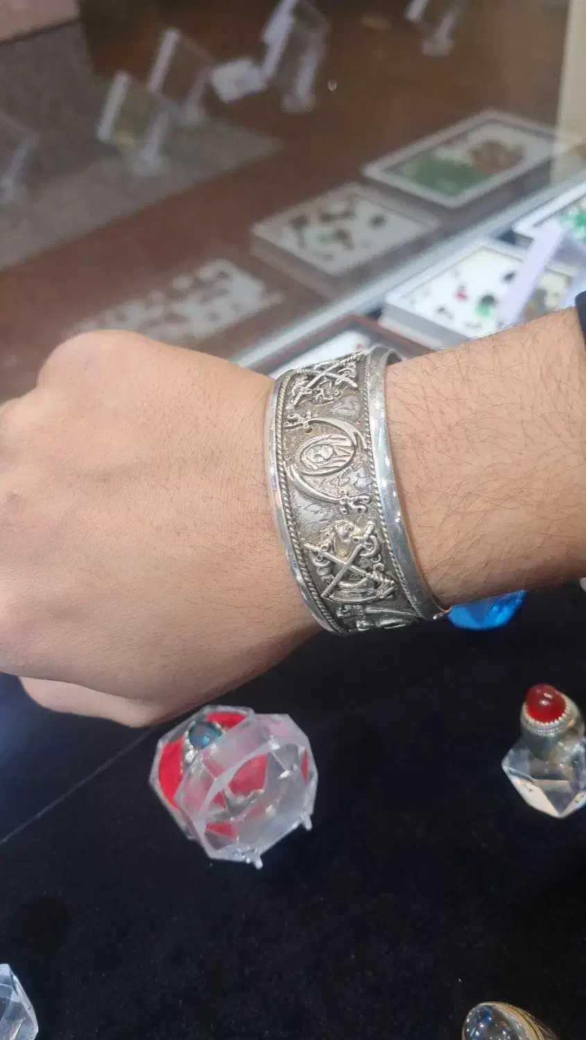 دستبند نقره (خلخال)شمایل|کلکسیون اشیاء عتیقه|قم, ارم|دیوار