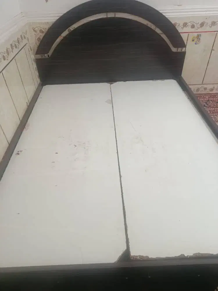 تخت دونفره همراه باتشک رویال حراج کردم|تخت و سرویس خواب|زابل, |دیوار