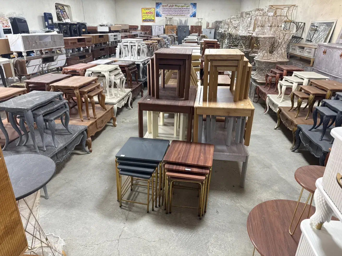 مرکز پخش جلومبلی چمدانی فلزی وکیوم‌ جلو مبلی عسلی|مبلمان خانگی و میز عسلی|ارومیه, |دیوار